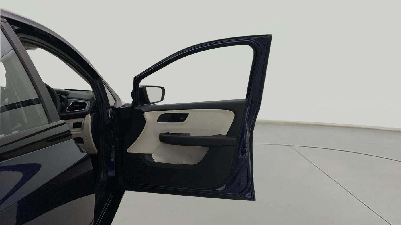 2023 Tata ALTROZ XM PLUS CNG, CNG, Manual, 13,159 km, RHS Front Door