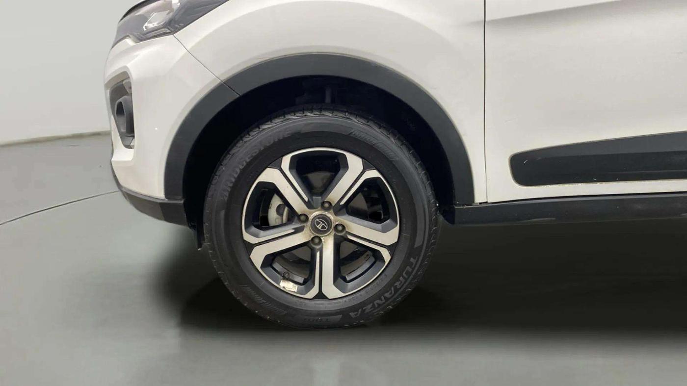 2023 Tata NEXON XZA PLUS LUXURY SUNROOF DIESEL, Diesel, Automatic, 25,664 km, Left Front Wheel
