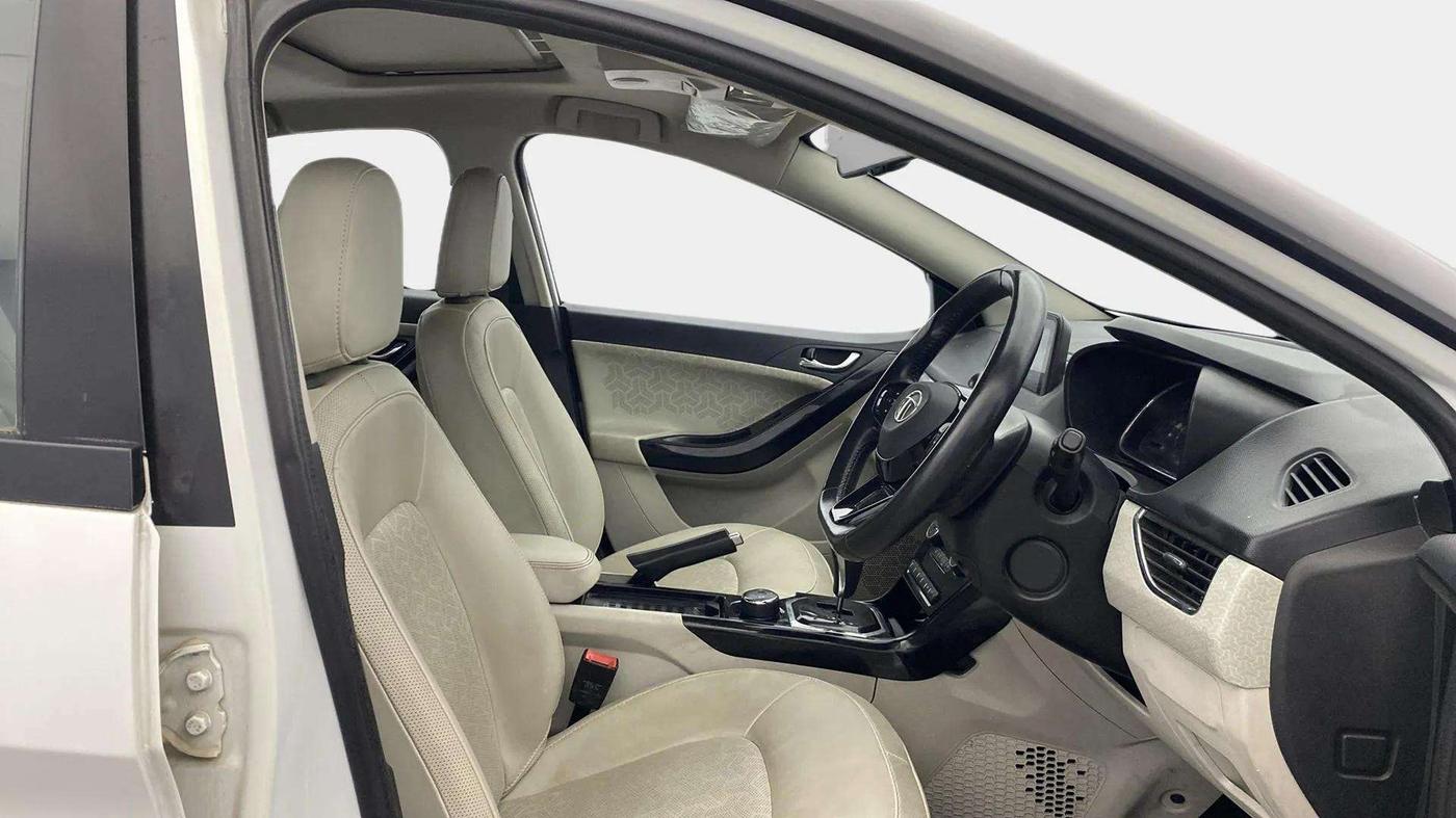 2023 Tata NEXON XZA PLUS LUXURY SUNROOF DIESEL, Diesel, Automatic, 25,664 km, Right Side Front Door Cabin