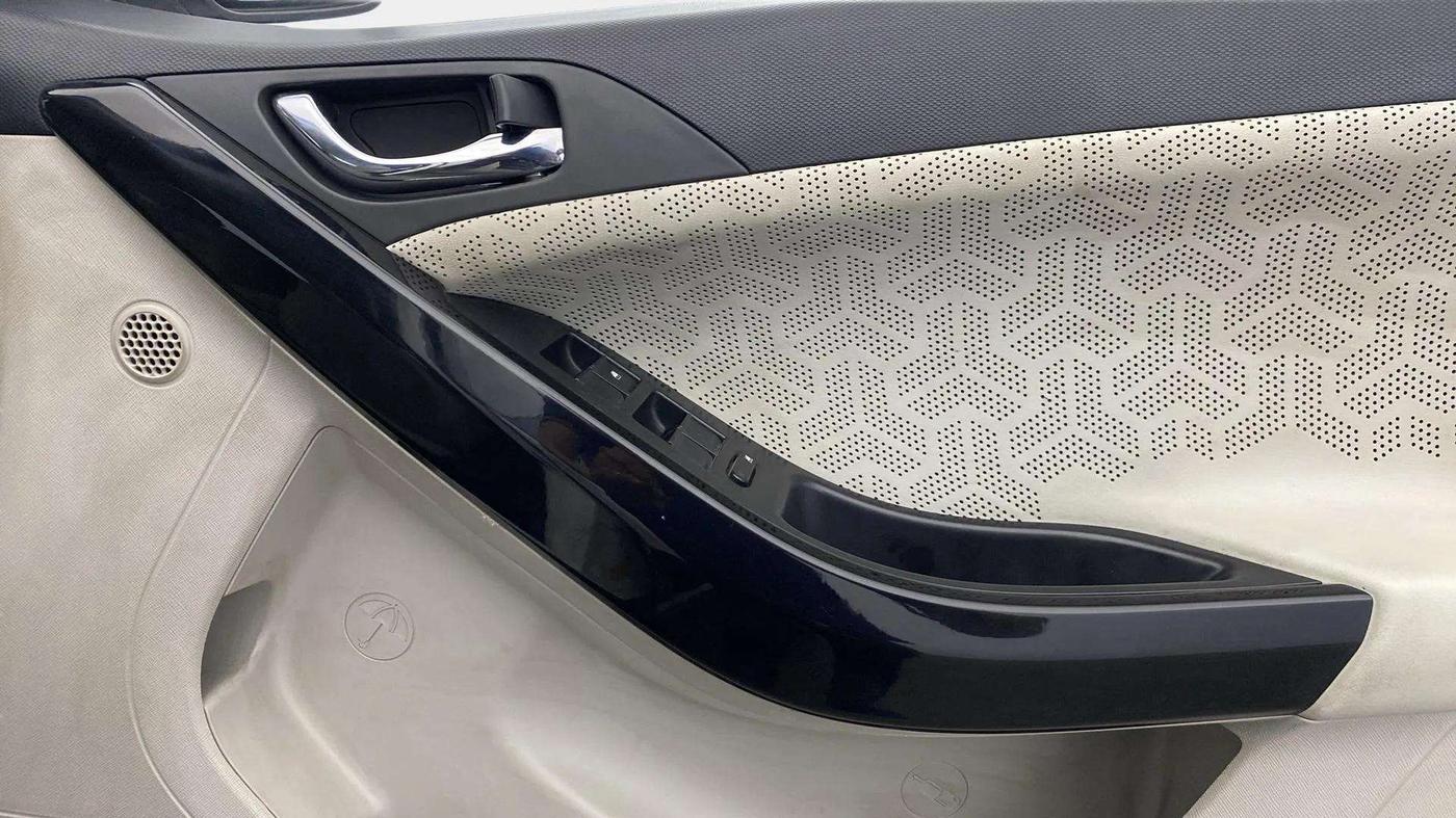 2023 Tata NEXON XZA PLUS LUXURY SUNROOF DIESEL, Diesel, Automatic, 25,664 km, Driver Side Door Panels Control