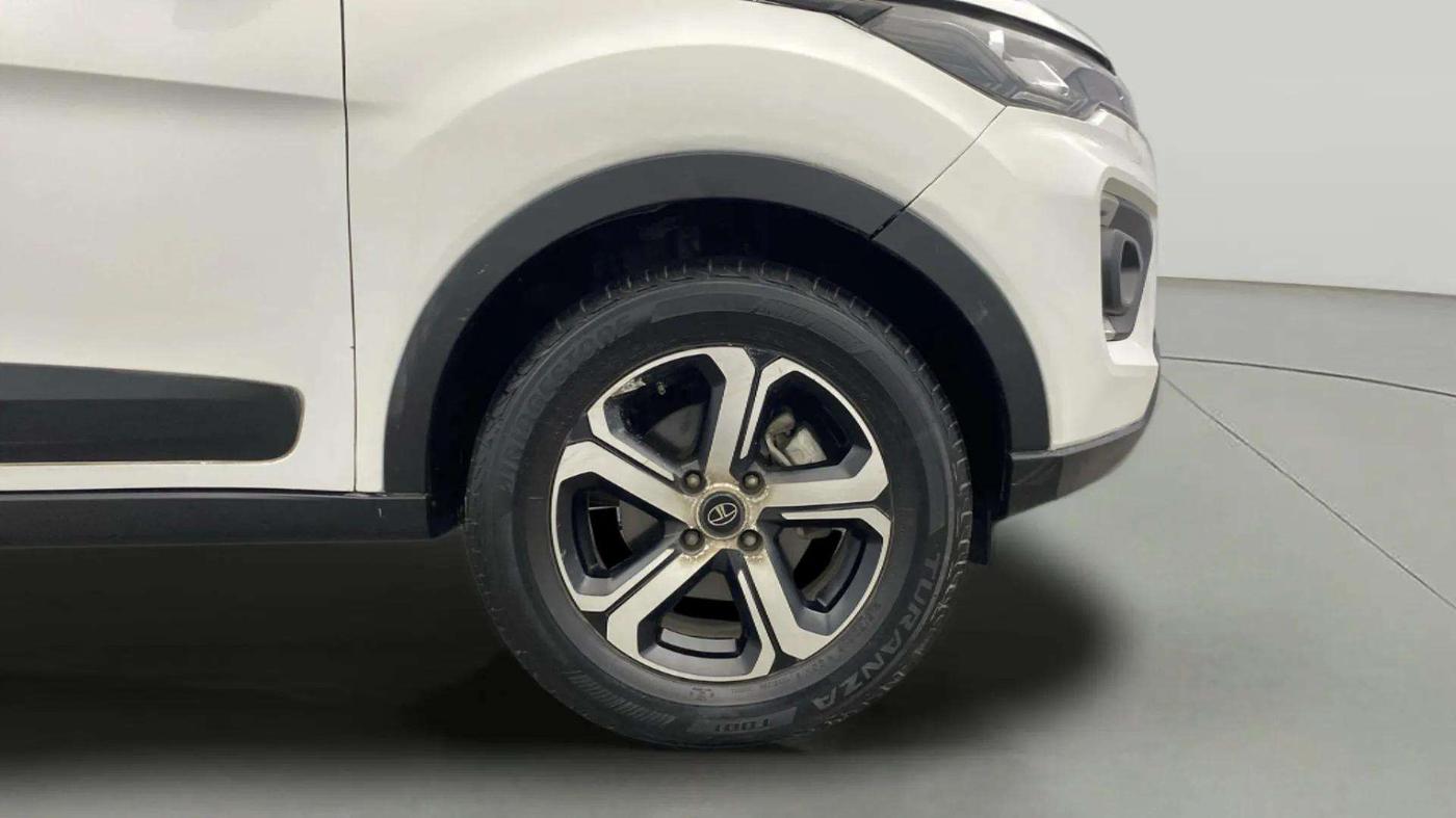 2023 Tata NEXON XZA PLUS LUXURY SUNROOF DIESEL, Diesel, Automatic, 25,664 km, Right Front Wheel