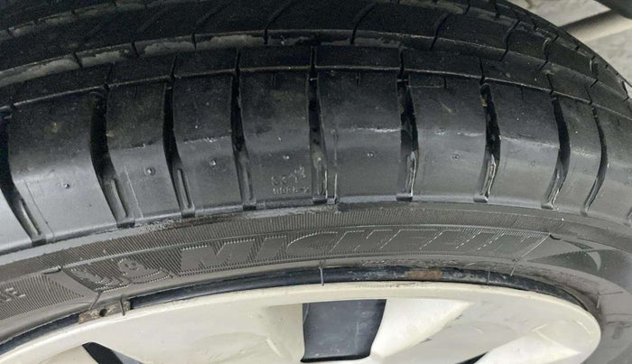 2015 Maruti Alto K10 VXI AMT, Petrol, Automatic, 34,668 km, Right Front Tyre Tread