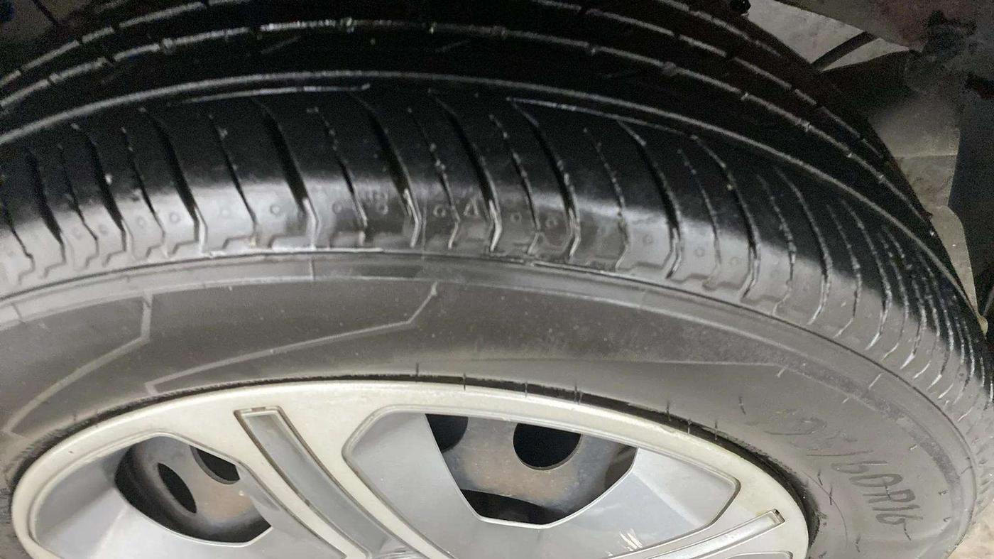 2018 Tata NEXON XM PETROL, Petrol, Manual, 41,410 km, Right Rear Tyre Tread