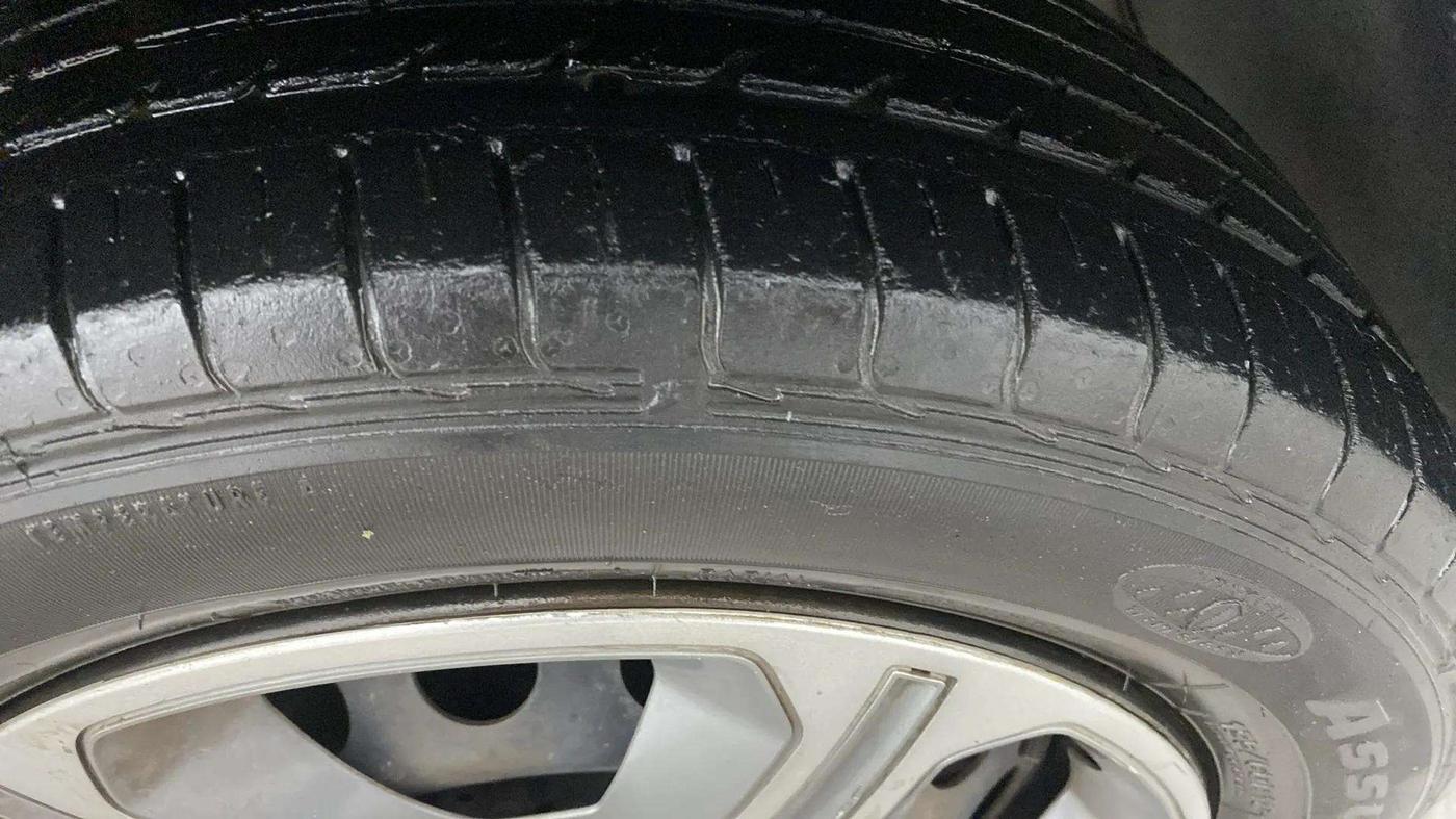 2018 Tata NEXON XM PETROL, Petrol, Manual, 41,410 km, Right Front Tyre Tread