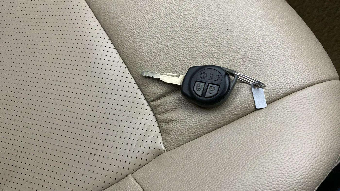 2017 Maruti Dzire VXI, Petrol, Manual, 41,307 km, Key Close Up