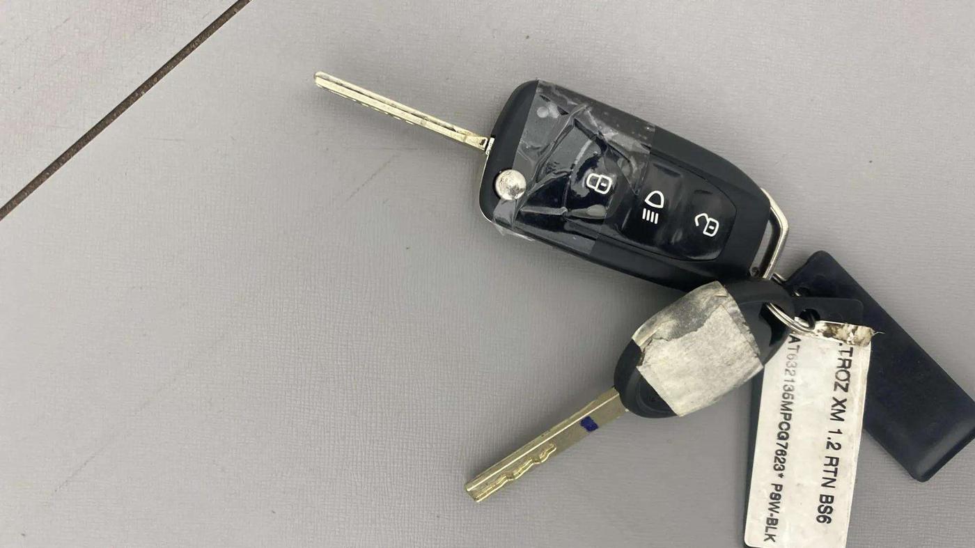 2021 Tata ALTROZ XM PETROL, Petrol, Manual, 49,460 km, Key Close Up