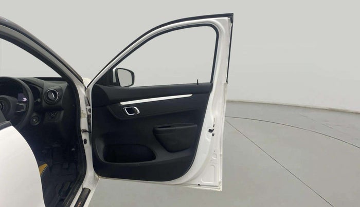 2022 Renault Kwid CLIMBER 1.0 AMT Dual Tone , Petrol, Automatic, 32,965 km, RHS Front Door