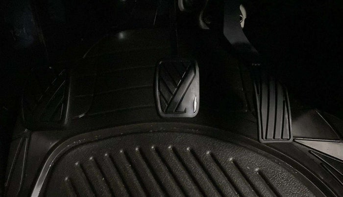 2015 Maruti Swift LXI (O), CNG, Manual, 89,496 km, Pedals