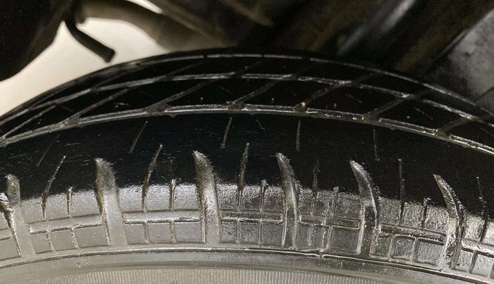 2015 Maruti Swift LXI (O), CNG, Manual, 89,496 km, Right Rear Tyre Tread