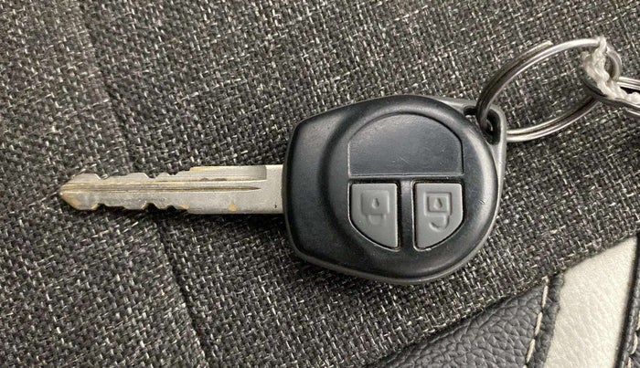 2015 Maruti Swift LXI (O), CNG, Manual, 89,496 km, Key Close Up