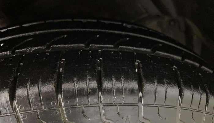 2015 Maruti Swift LXI (O), CNG, Manual, 89,496 km, Right Front Tyre Tread