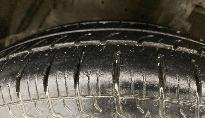 2015 Maruti Swift LXI (O), CNG, Manual, 89,496 km, Left Front Tyre Tread
