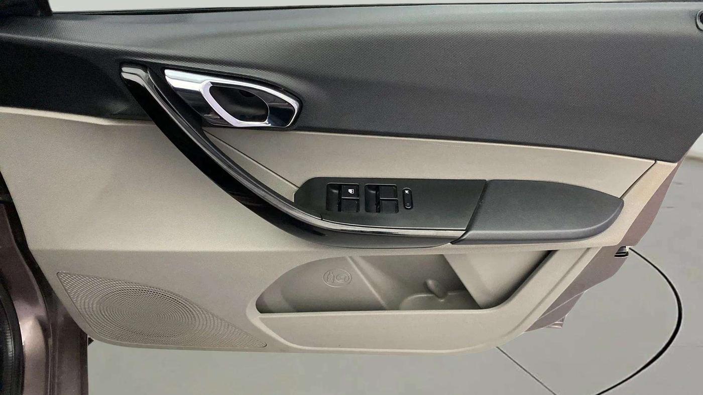2018 Tata Tiago XZ PETROL, Petrol, Manual, 77,715 km, Driver Side Door Panels Control
