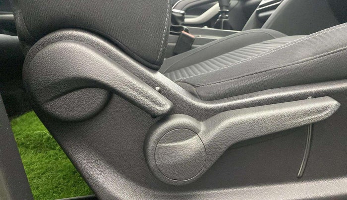 2022 Mahindra XUV700 MX P MT 5 STR, Petrol, Manual, 4,269 km, Driver Side Adjustment Panel