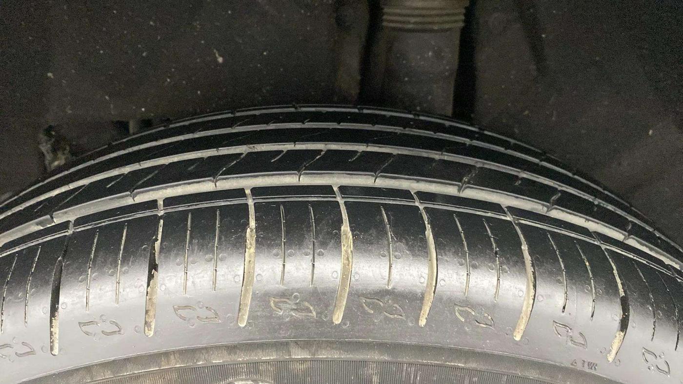 2022 Mahindra XUV700 MX P MT 5 STR, Petrol, Manual, 4,285 km, Left Rear Tyre Tread