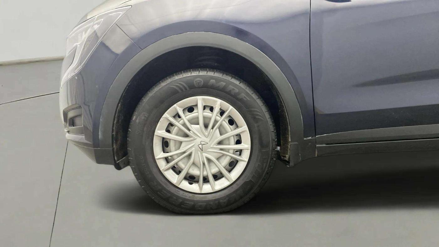 2022 Mahindra XUV700 MX P MT 5 STR, Petrol, Manual, 4,285 km, Left Front Wheel