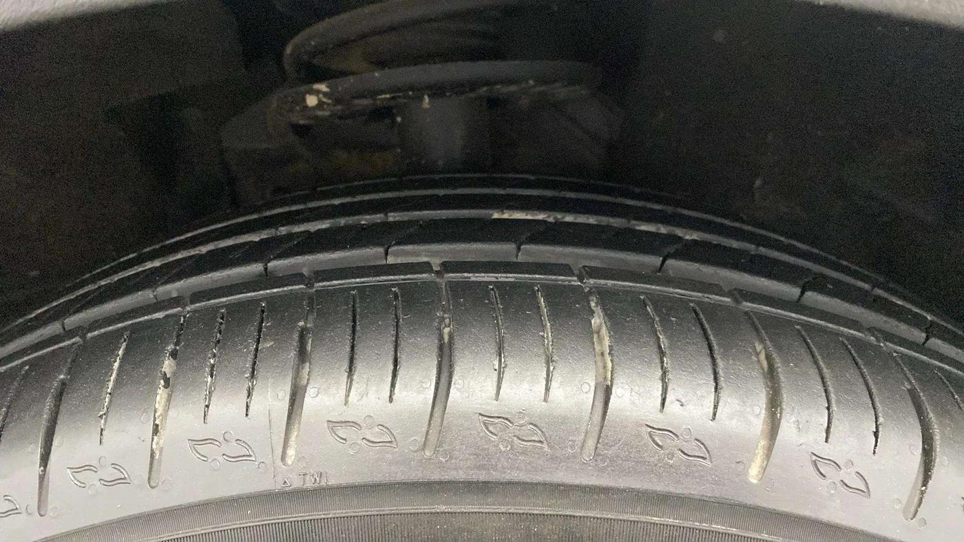 2022 Mahindra XUV700 MX P MT 5 STR, Petrol, Manual, 4,285 km, Right Front Tyre Tread