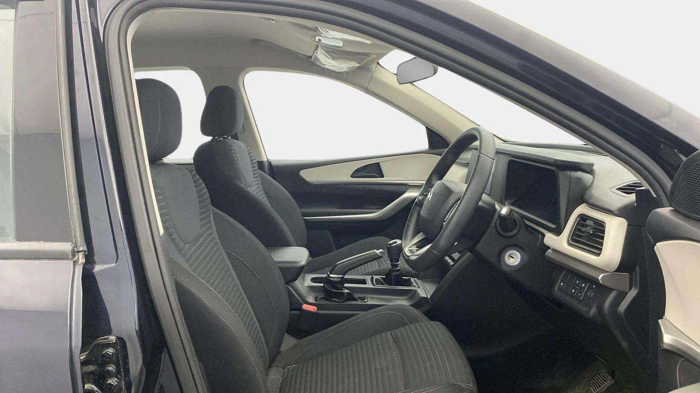 2022 Mahindra XUV700 MX P MT 5 STR, Petrol, Manual, 4,285 km, Right Side Front Door Cabin