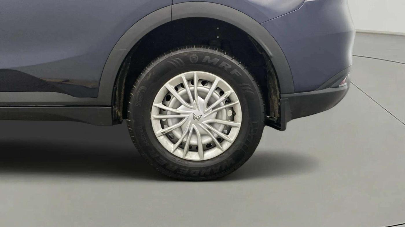 2022 Mahindra XUV700 MX P MT 5 STR, Petrol, Manual, 4,285 km, Left Rear Wheel