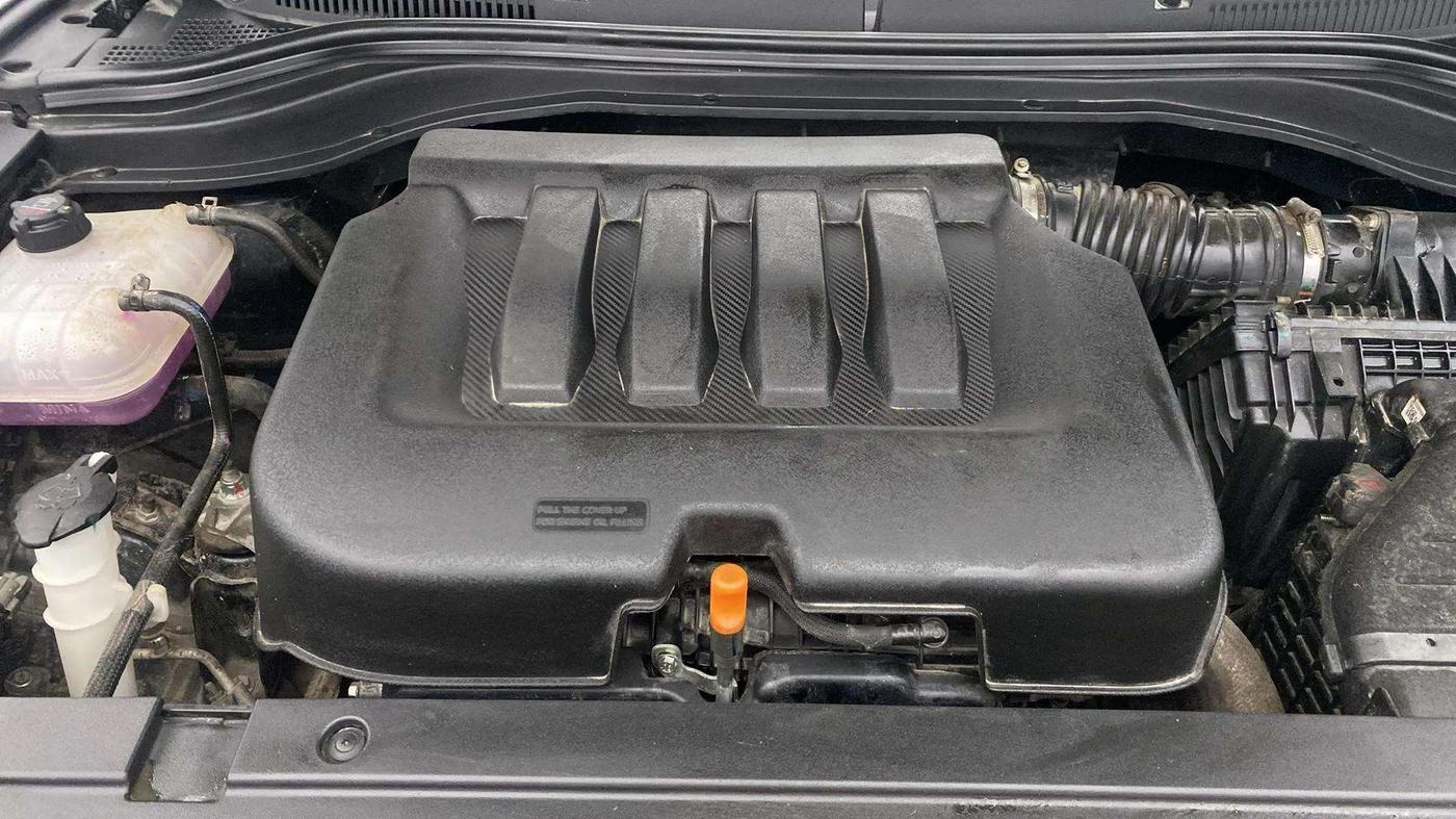 2022 Mahindra XUV700 MX P MT 5 STR, Petrol, Manual, 4,285 km, Engine View