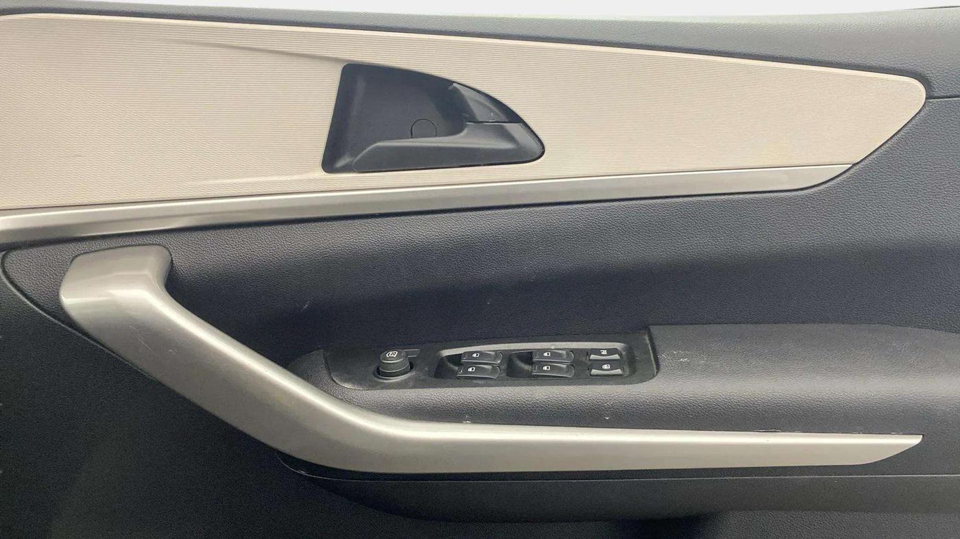 2022 Mahindra XUV700 MX P MT 5 STR, Petrol, Manual, 4,285 km, Driver Side Door Panels Control