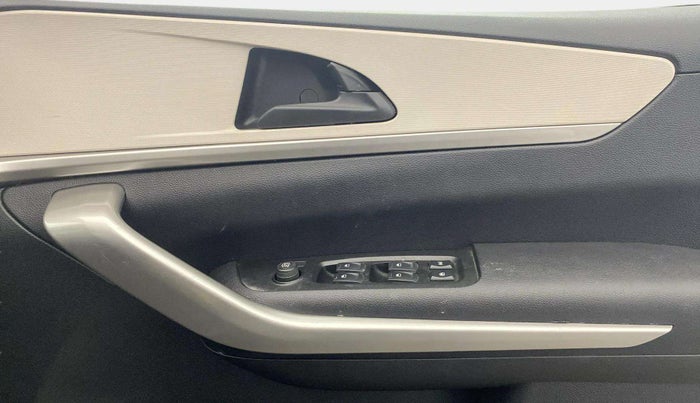 2022 Mahindra XUV700 MX P MT 5 STR, Petrol, Manual, 4,269 km, Driver Side Door Panels Control