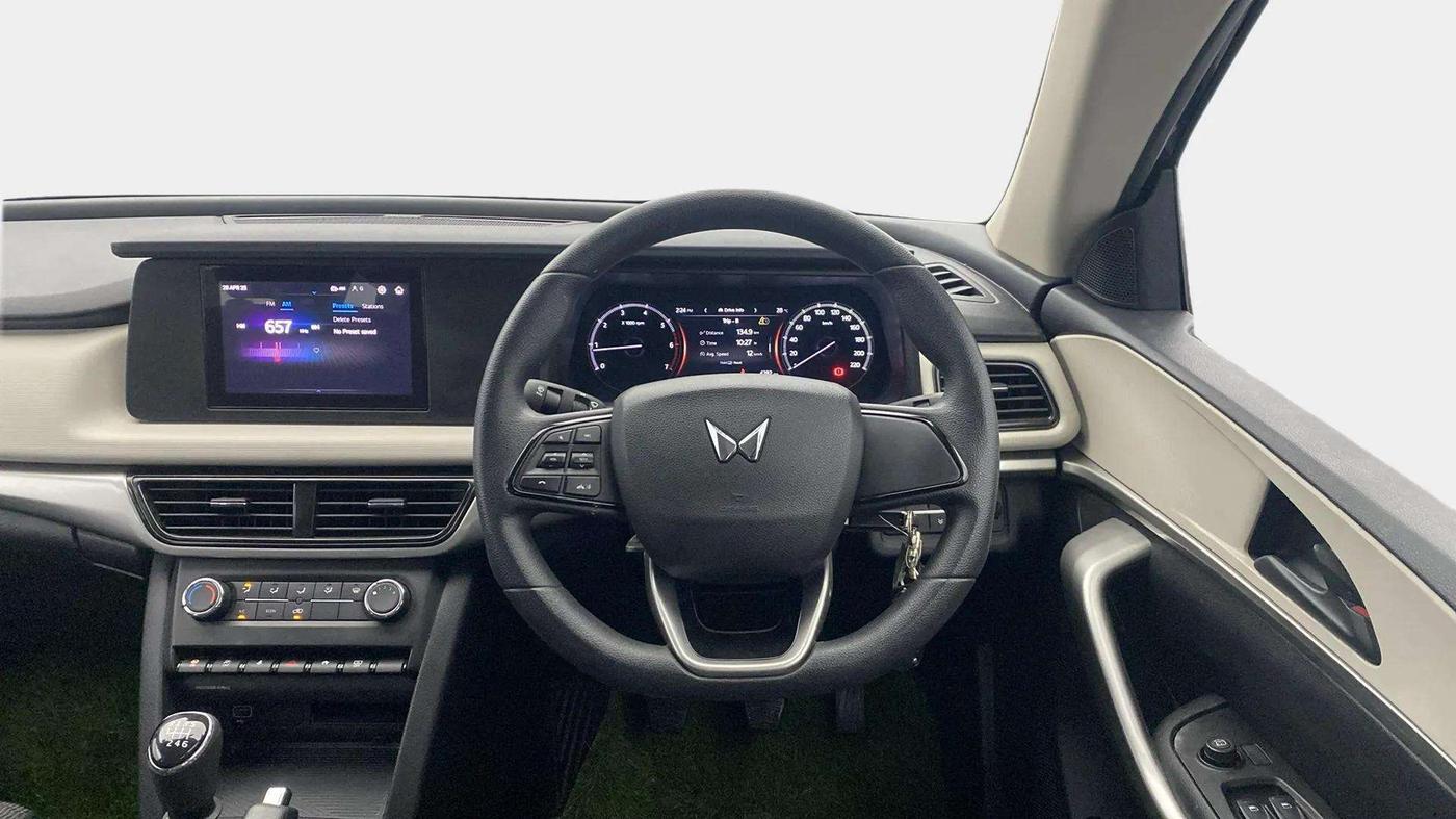 2022 Mahindra XUV700 MX P MT 5 STR, Petrol, Manual, 4,285 km, Steering Wheel Close Up