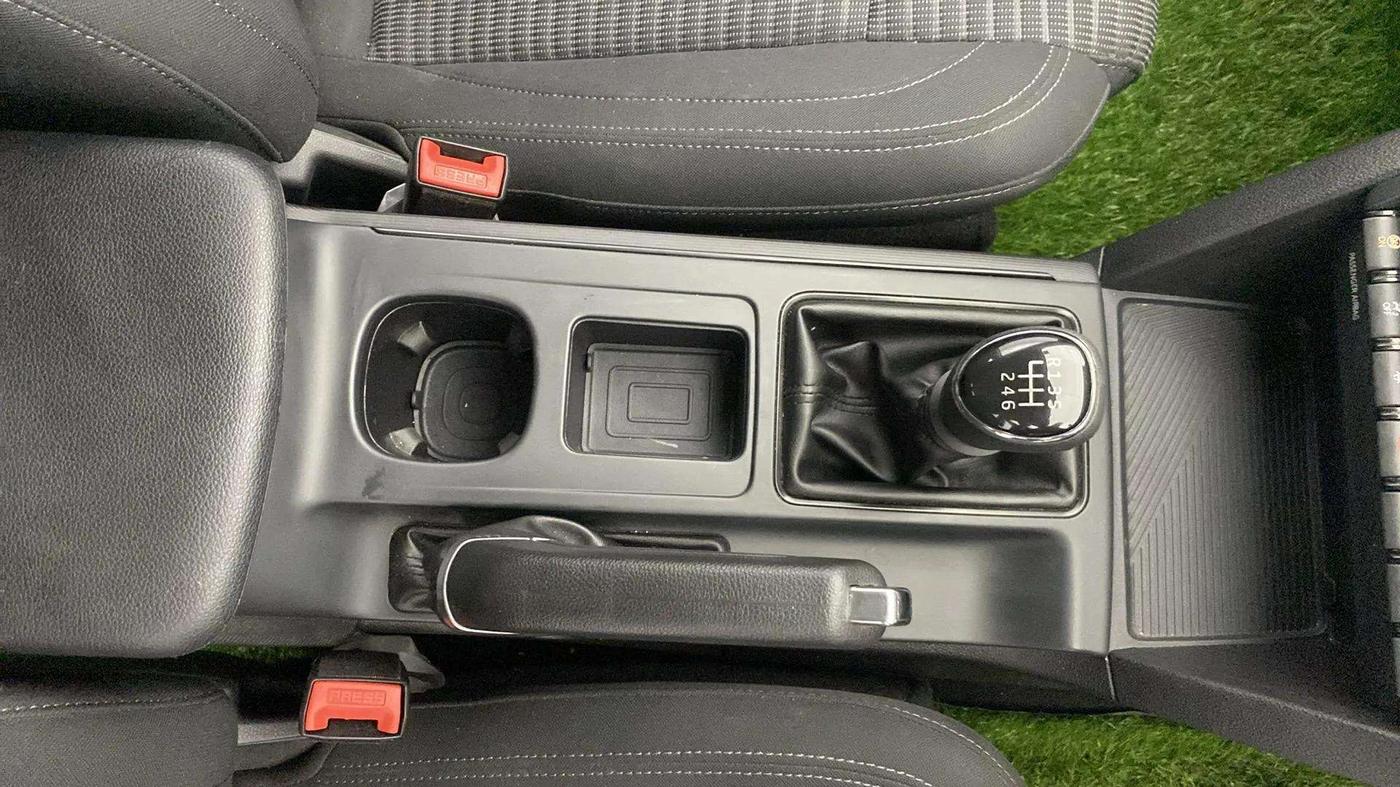 2022 Mahindra XUV700 MX P MT 5 STR, Petrol, Manual, 4,285 km, Gear Lever