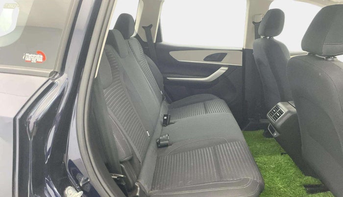 2022 Mahindra XUV700 MX P MT 5 STR, Petrol, Manual, 4,269 km, Right Side Rear Door Cabin