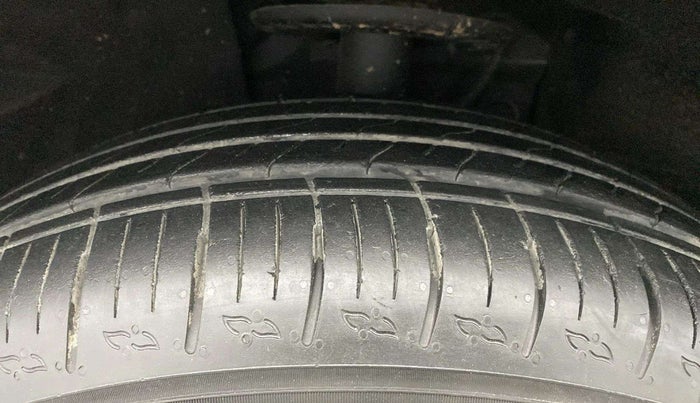 2022 Mahindra XUV700 MX P MT 5 STR, Petrol, Manual, 4,269 km, Left Front Tyre Tread