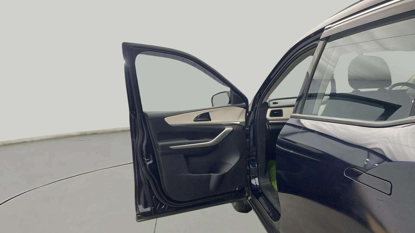 2022 Mahindra XUV700 MX P MT 5 STR, Petrol, Manual, 4,285 km, LHS Front Door