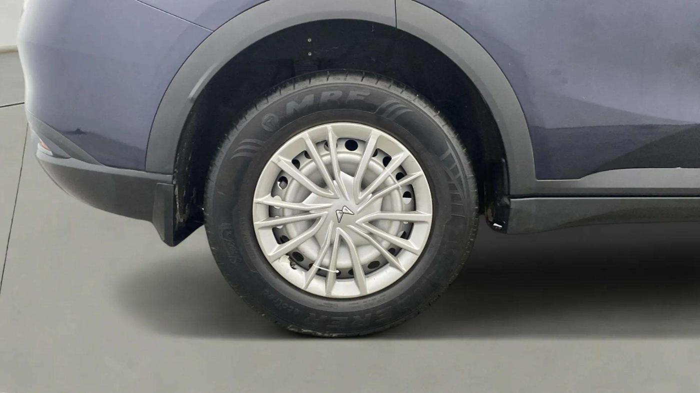 2022 Mahindra XUV700 MX P MT 5 STR, Petrol, Manual, 4,285 km, Right Rear Wheel