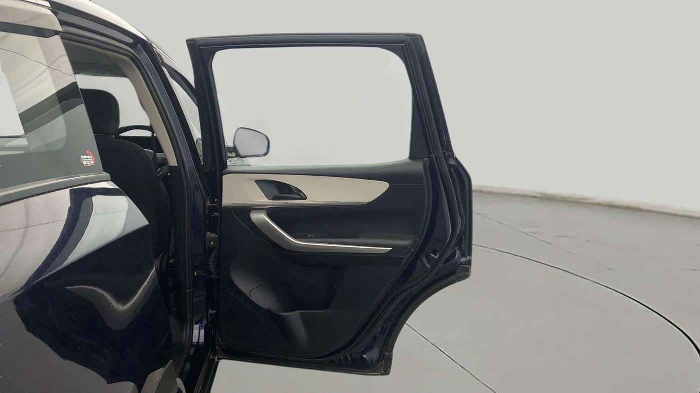 2022 Mahindra XUV700 MX P MT 5 STR, Petrol, Manual, 4,285 km, RHS Rear Door
