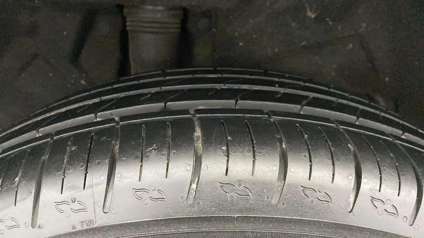 2022 Mahindra XUV700 MX P MT 5 STR, Petrol, Manual, 4,285 km, Right Rear Tyre Tread