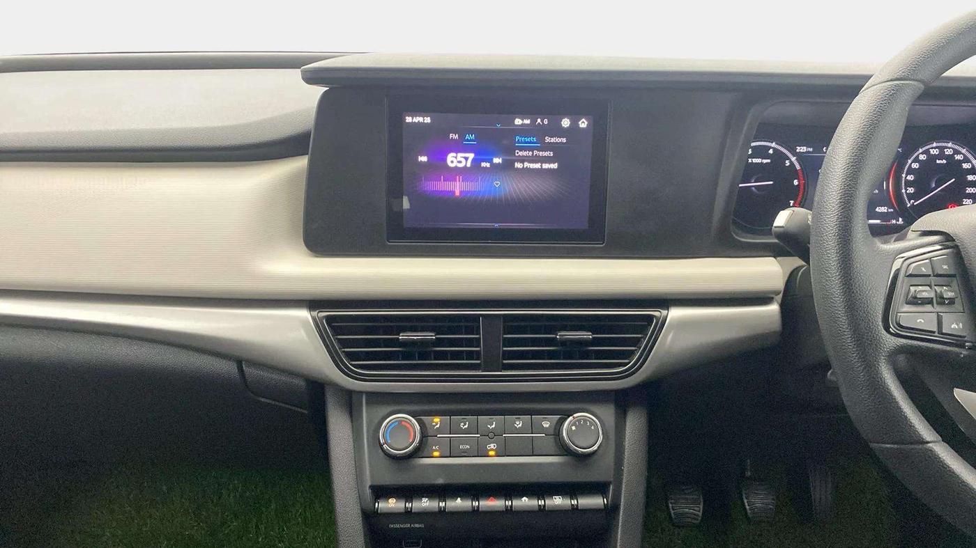 2022 Mahindra XUV700 MX P MT 5 STR, Petrol, Manual, 4,285 km, Air Conditioner