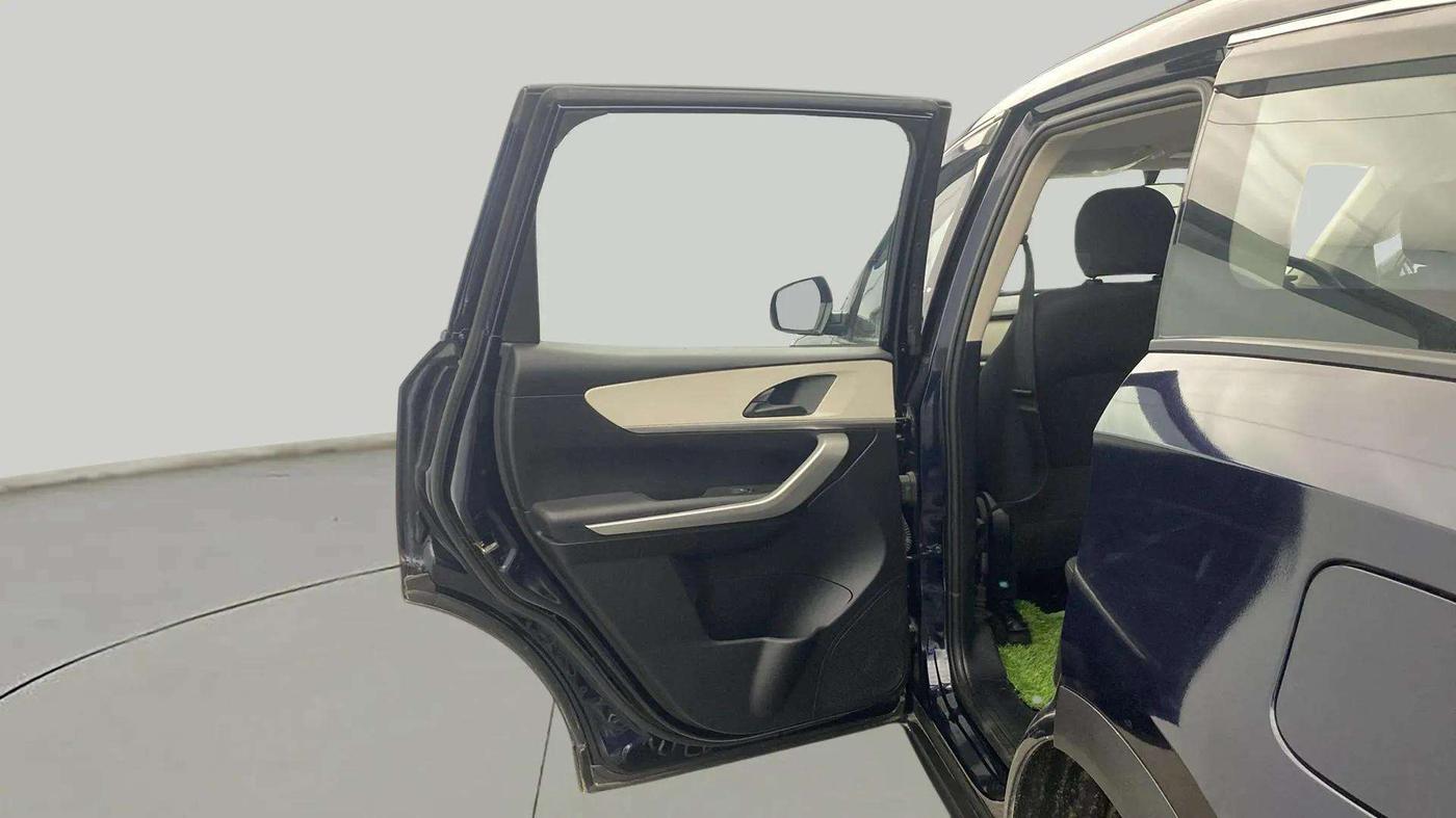 2022 Mahindra XUV700 MX P MT 5 STR, Petrol, Manual, 4,285 km, LHS Rear Door