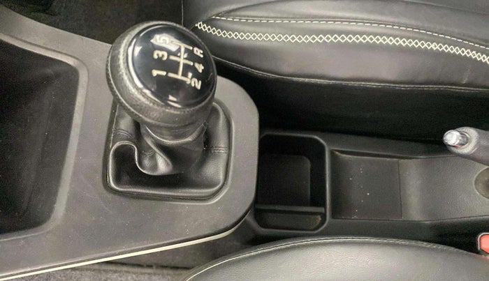 2022 Maruti New Wagon-R ZXI PLUS 1.2 DUAL TONE, Petrol, Manual, 30,297 km, Gear lever - Boot cover slightly torn