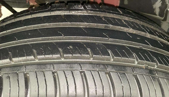 2020 Mahindra XUV500 W5, Diesel, Manual, 25,774 km, Right Rear Tyre Tread