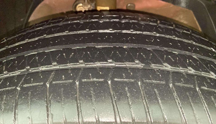 2020 Mahindra XUV500 W5, Diesel, Manual, 25,774 km, Right Front Tyre Tread