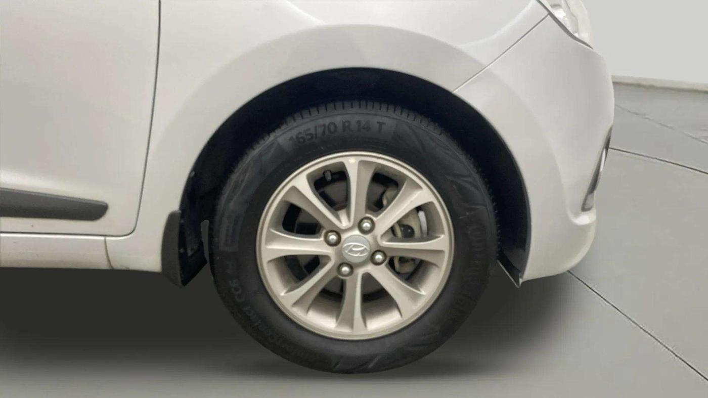 2016 Hyundai Grand i10 ASTA (O) 1.2 KAPPA VTVT, Petrol, Manual, 38,321 km, Right Front Wheel
