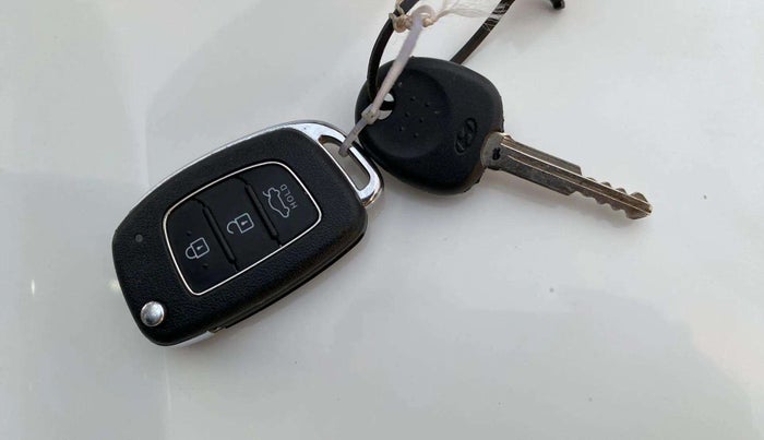 2022 Hyundai AURA S 1.2, Petrol, Manual, 17,605 km, Key Close Up