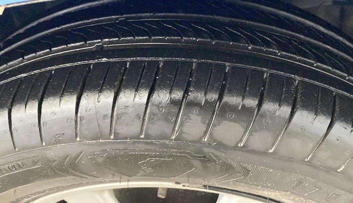 2013 Honda Brio VX MT, Petrol, Manual, 38,584 km, Right Front Tyre Tread
