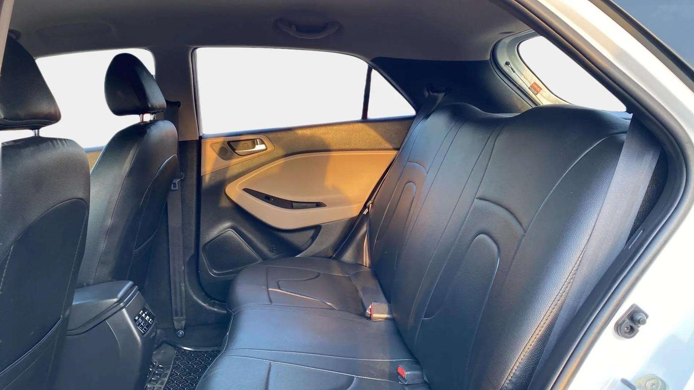 2019 Hyundai Elite i20 SPORTZ PLUS 1.2, Petrol, Manual, 21,717 km, Right Side Rear Door Cabin