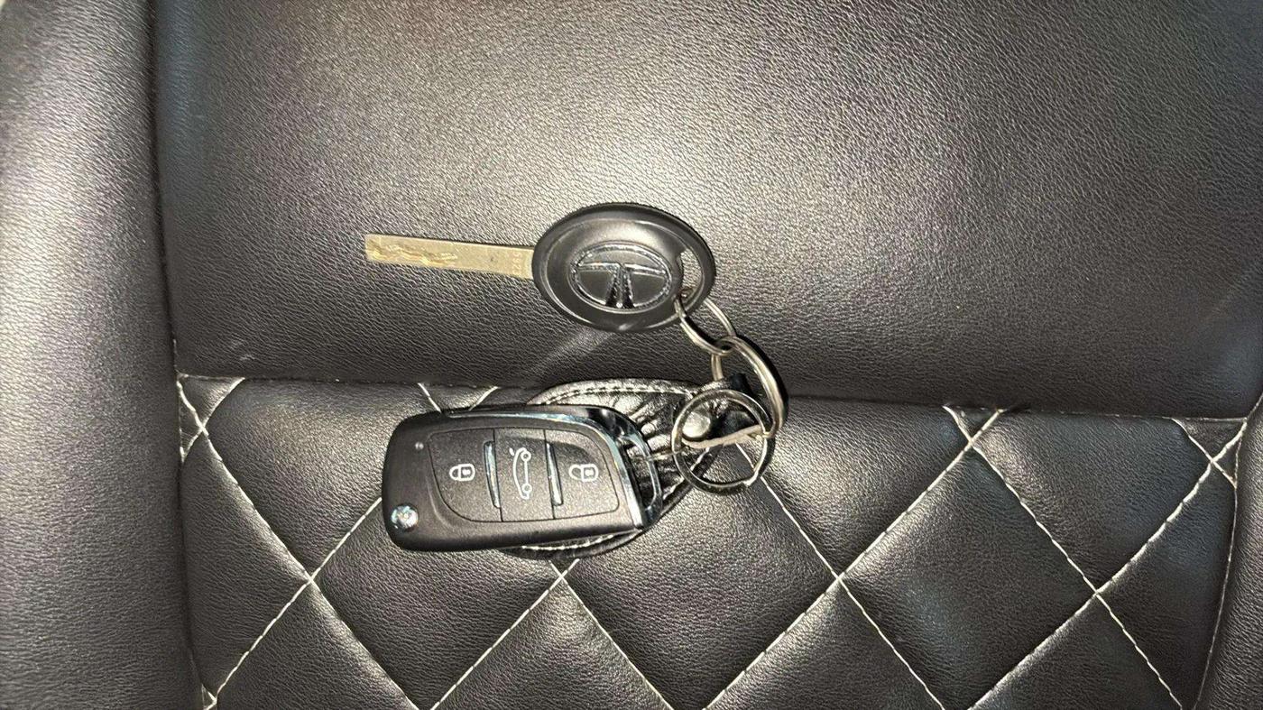 2024 Tata PUNCH PURE MT, Petrol, Manual, 14,344 km, Key Close Up