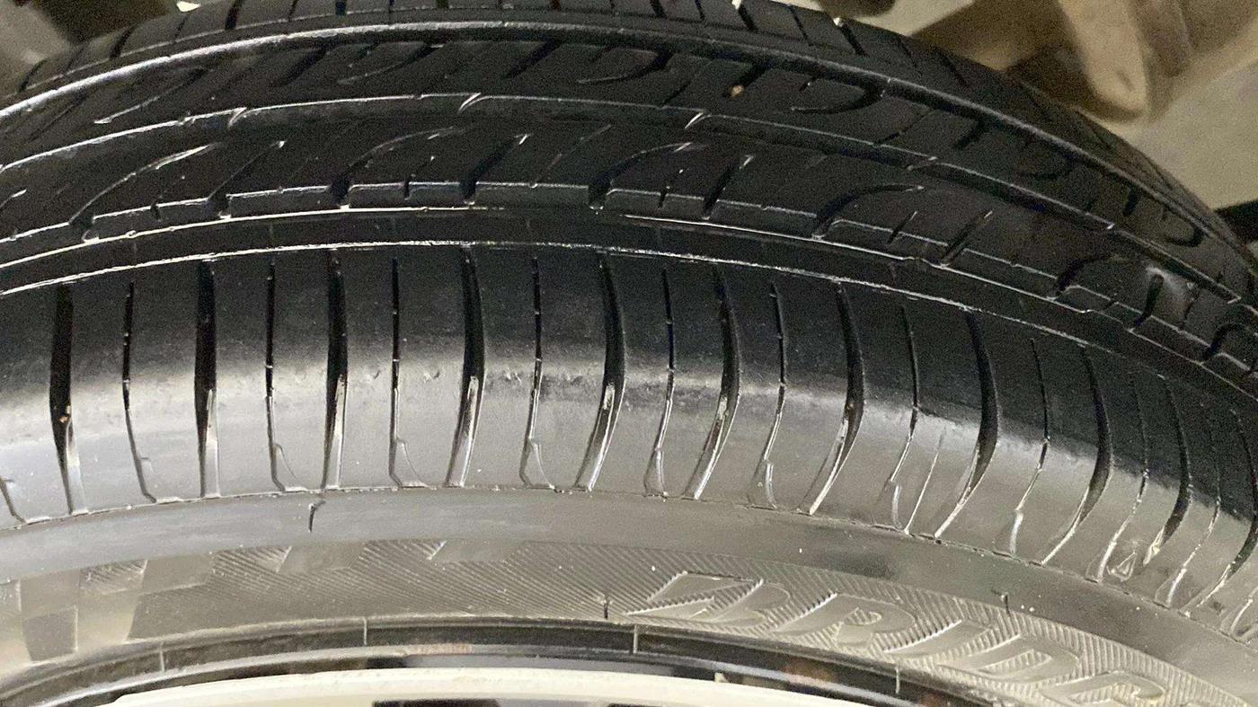 2014 Maruti Wagon R 1.0 VXI, Petrol, Manual, 32,683 km, Left Front Tyre Tread