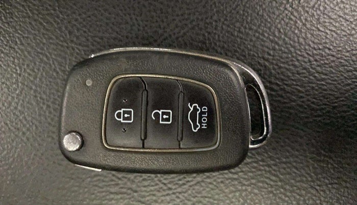2020 Hyundai AURA S 1.2, Petrol, Manual, 54,446 km, Key Close Up