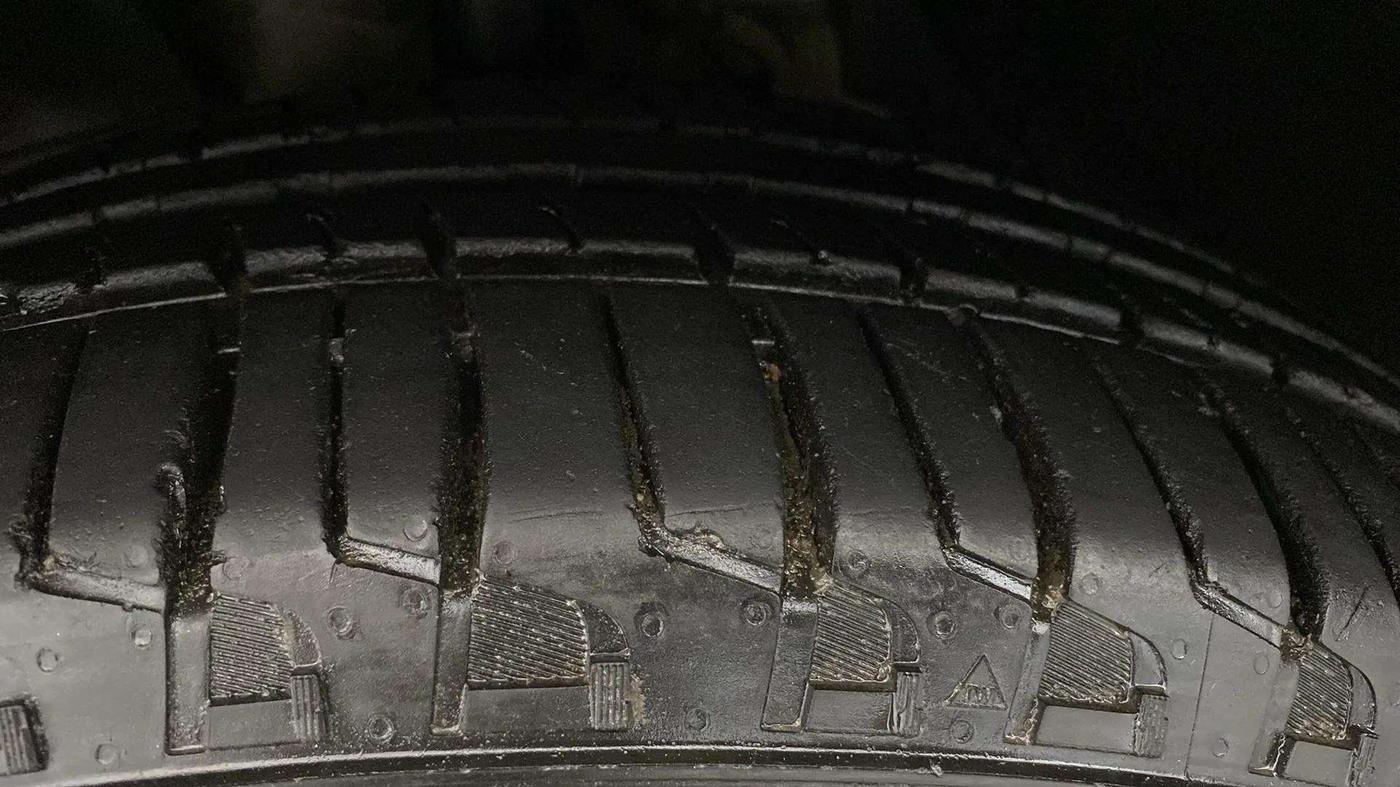 2019 Mahindra XUV500 W9 AT, Diesel, Automatic, 67,770 km, Left Front Tyre Tread