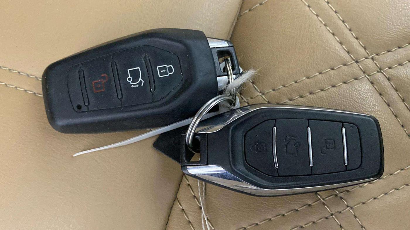 2019 Mahindra XUV500 W9 AT, Diesel, Automatic, 67,770 km, Key Close Up