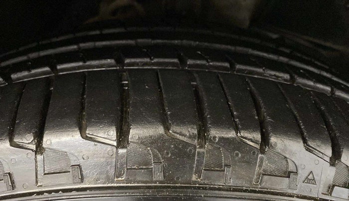 2019 Mahindra XUV500 W9 AT, Diesel, Automatic, 67,770 km, Right Front Tyre Tread