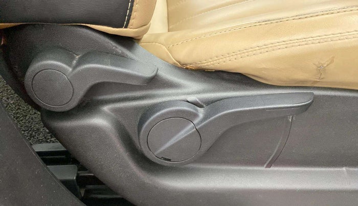 2019 Mahindra XUV500 W9 AT, Diesel, Automatic, 67,770 km, Driver Side Adjustment Panel